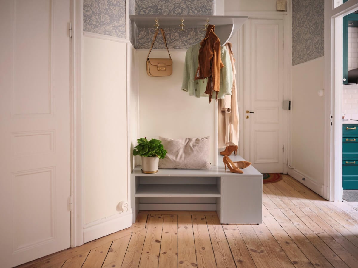 A Spacious Turn-of-the-Century Apartment with Nice Color Accents 32 hall corner bench hat rack