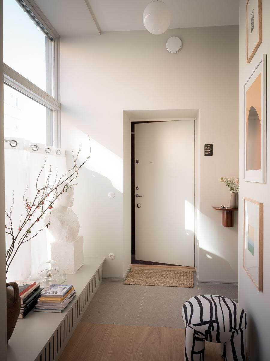 A Modern Split-Level Apartment in a Former Bakery 25 hall large window deep niche storage