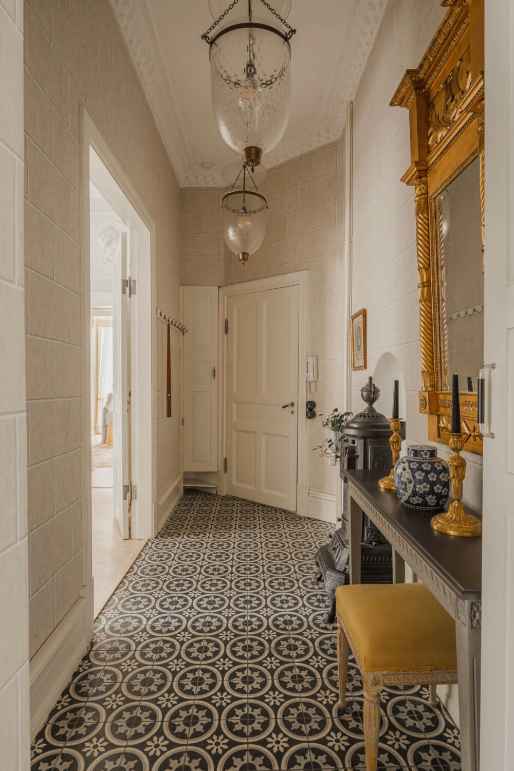 A Spectacular Kitchen and Antiques in a Late 19th-Century Apartment 32 hall patterned floor tiles
