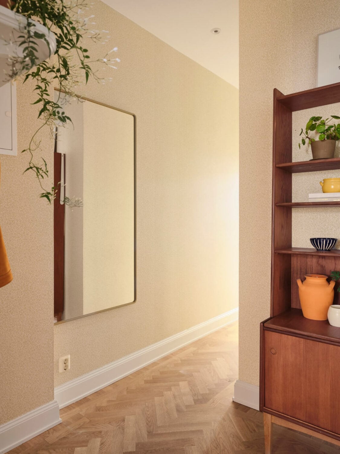 Classic Elements and Light Rooms in a Lovely Family Apartment 32 hall subtle wallpaper large mirror