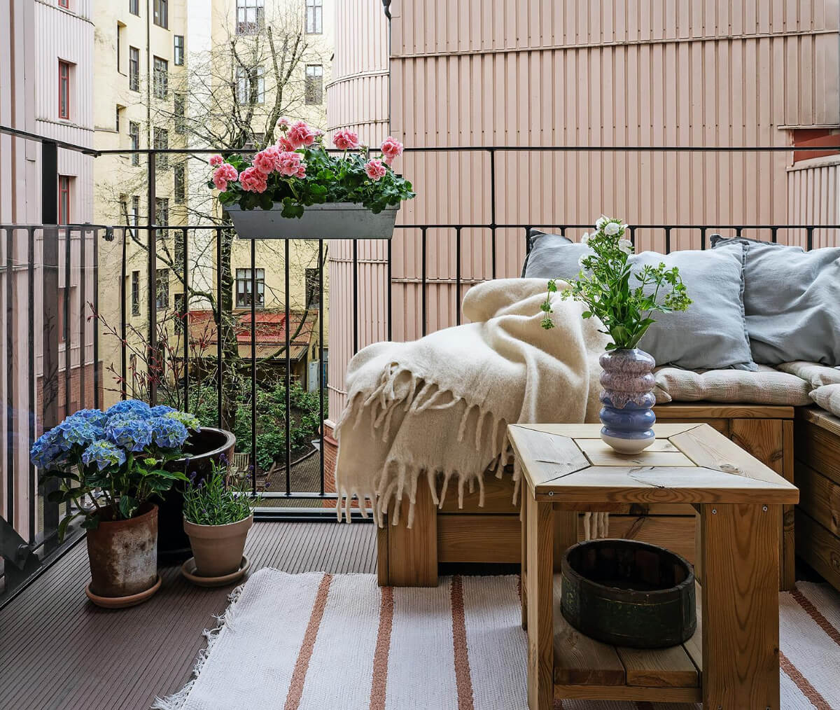 Pink and Blue Tones in a Late 19th-Century Apartment 20 kitchen balcony