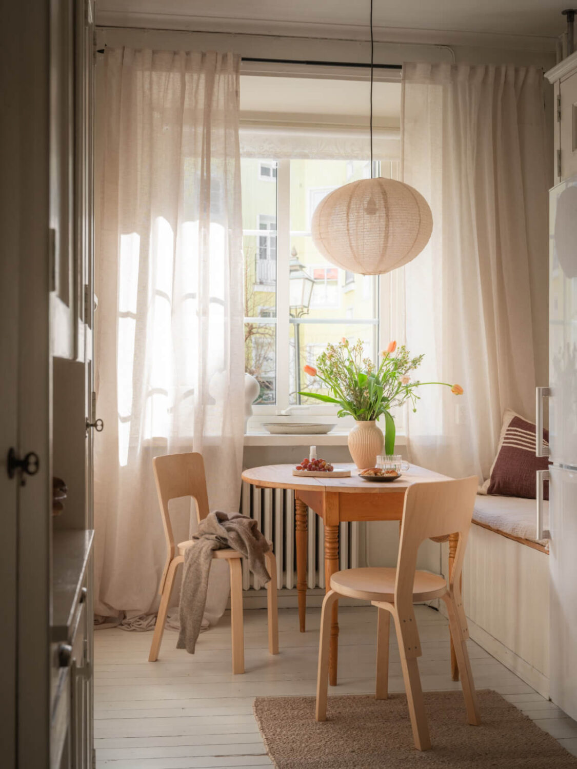 A Light-Colored Studio Apartment with a Cozy Kitchen 9 kitchen breakfast nook window