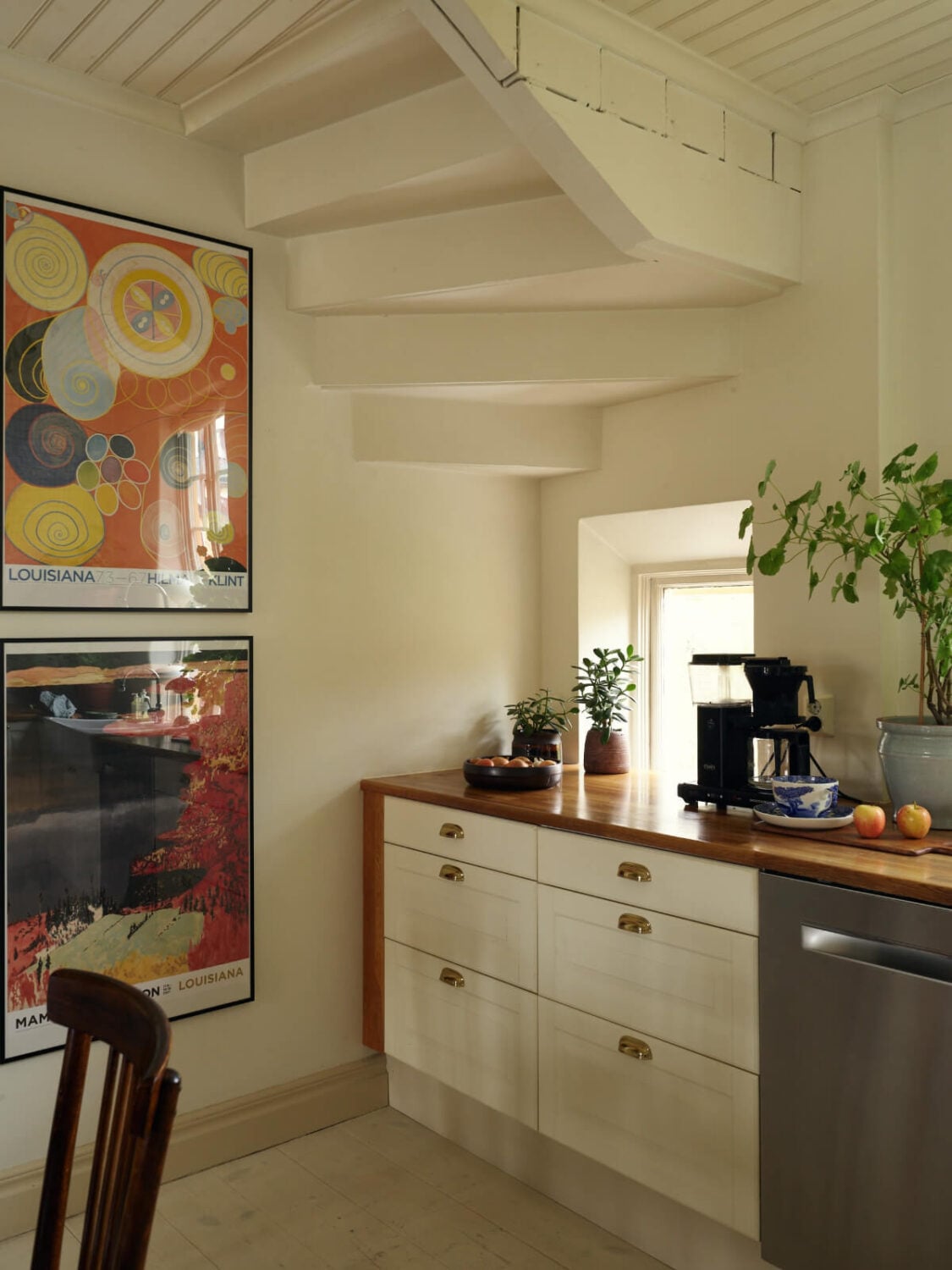 A Charming Semi-Detached House in the First Garden Town of Stockholm 14 kitchen detail