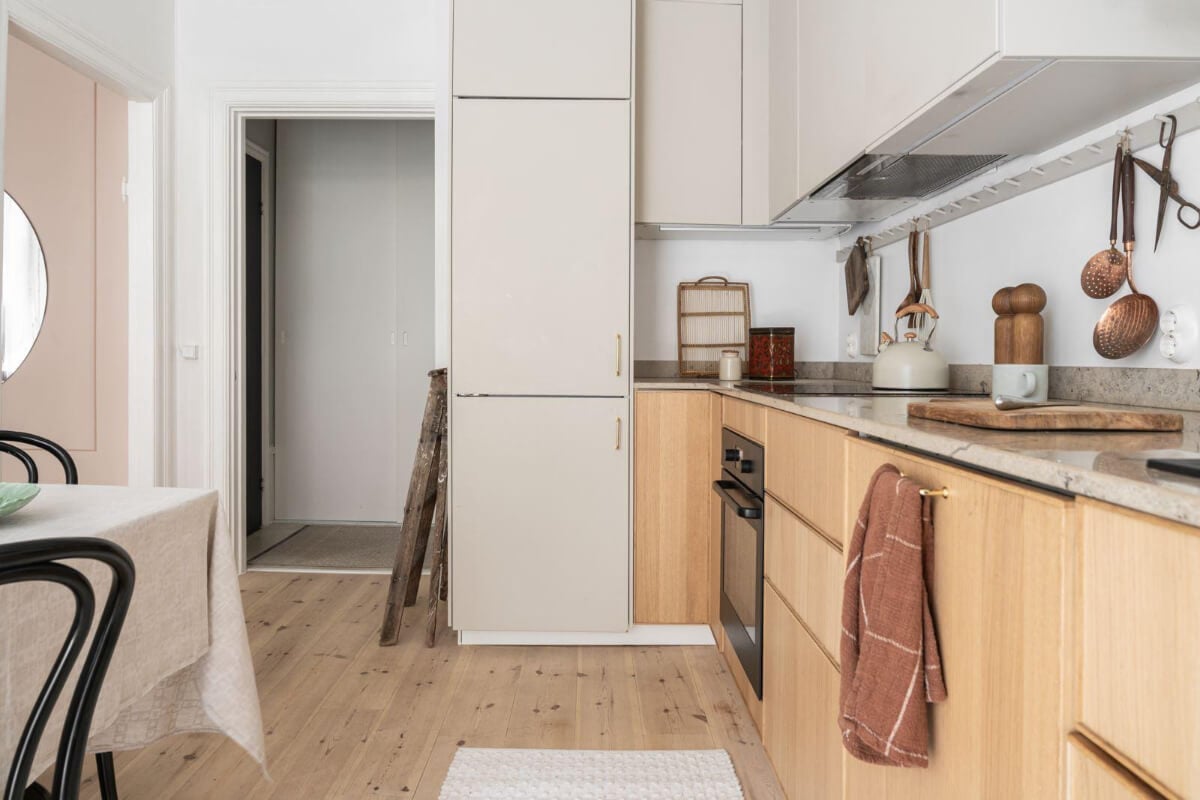 Warm Colors and Classic Elements in a Charming Studio Apartment 13 kitchen oak and gray cabinets