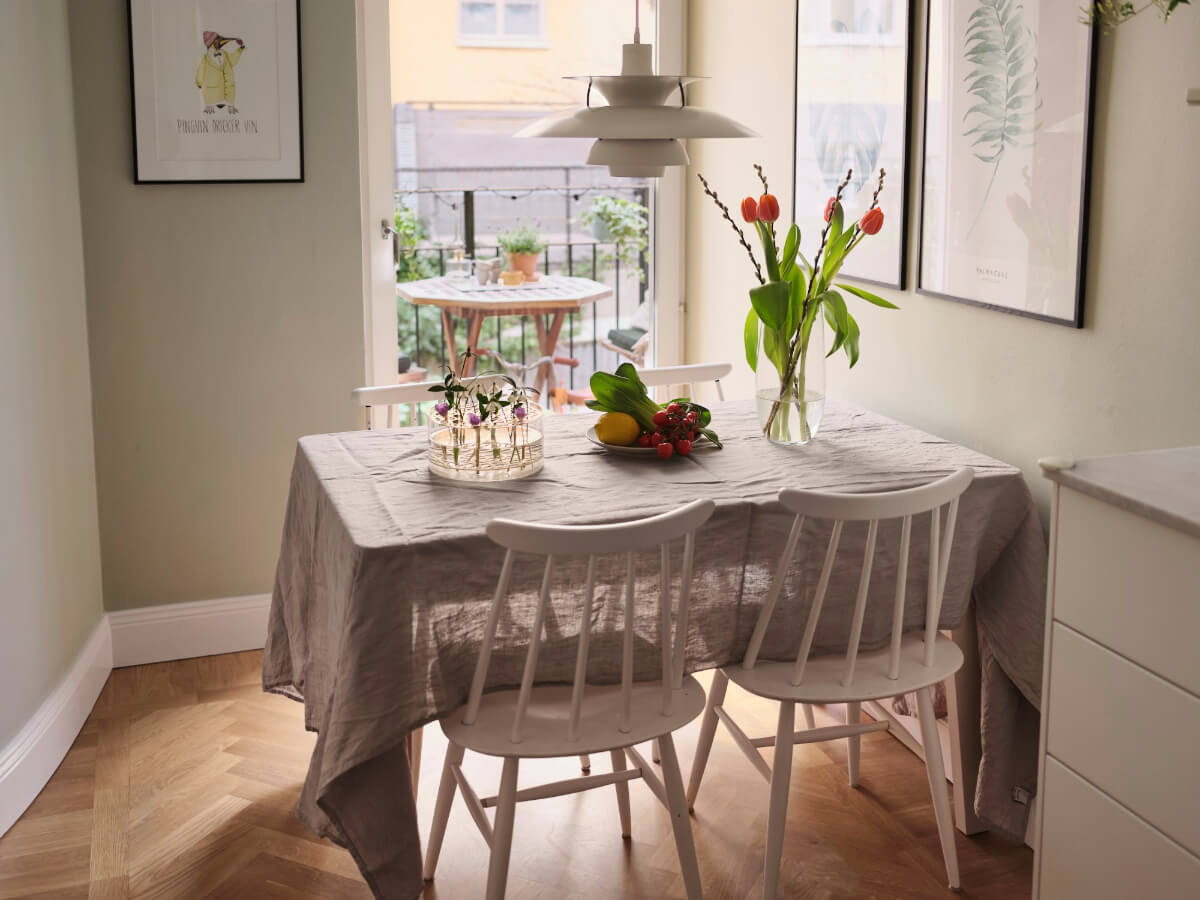 Classic Elements and Light Rooms in a Lovely Family Apartment 19 kitchen table