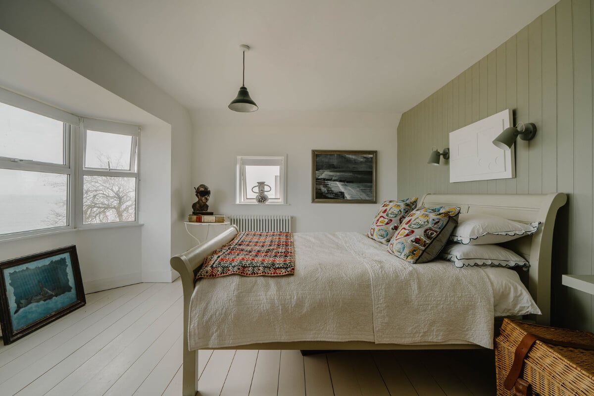 A Bright English Seaside Home Owned by Artists 22 light bedroom bay window