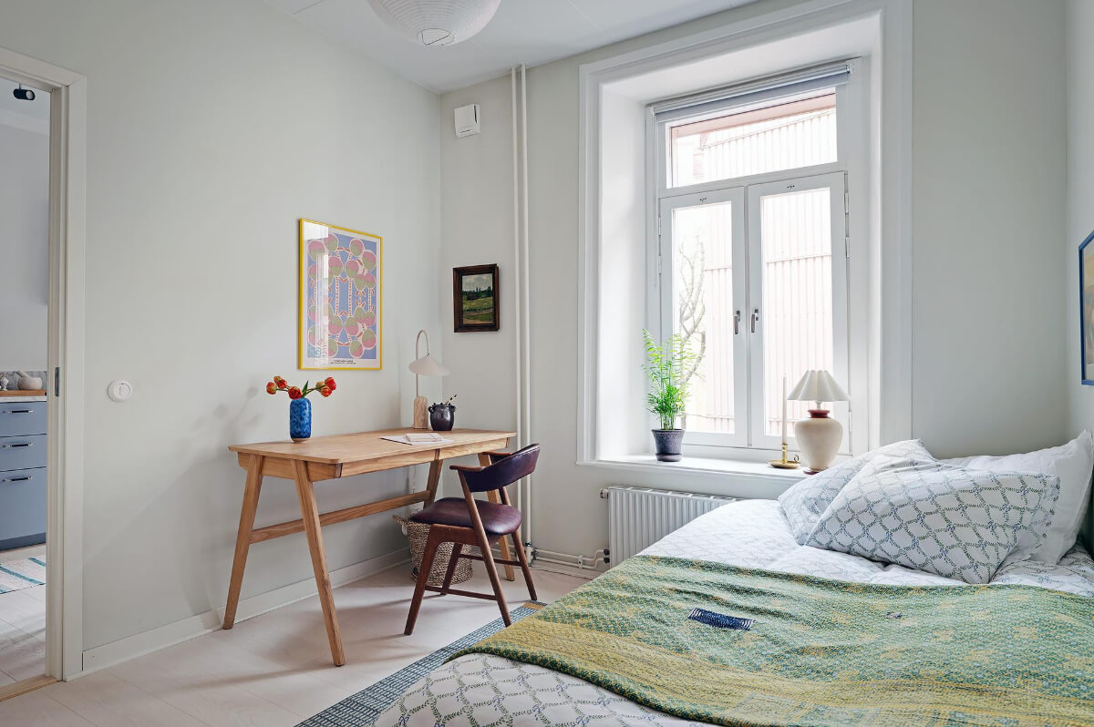 Pink and Blue Tones in a Late 19th-Century Apartment 24 light bedroom with desk