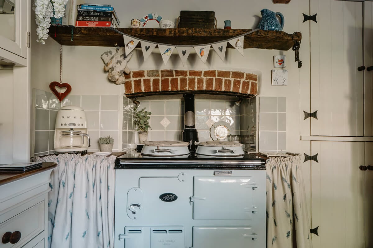 Serene Colors and Historic Elements in an Elizabethan Home in Wiltshire 9 v