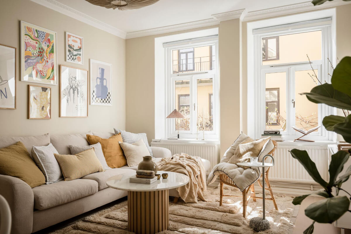 A Bright One-Bedroom Apartment with a Large Balcony 4 living room beige walls gallery wall