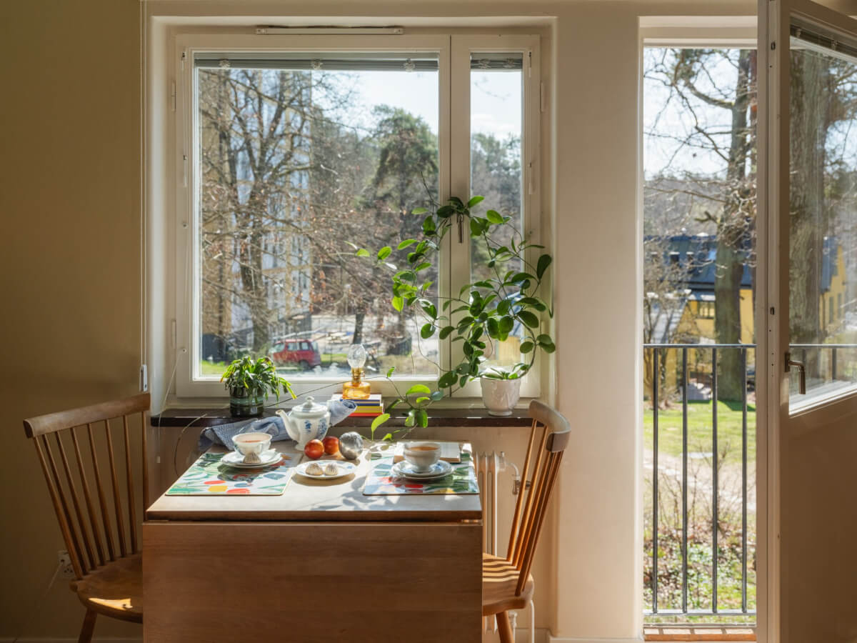 A Tiny Apartment Filled with Books and a Midcentury-Style Kitchen 6 living room folding table