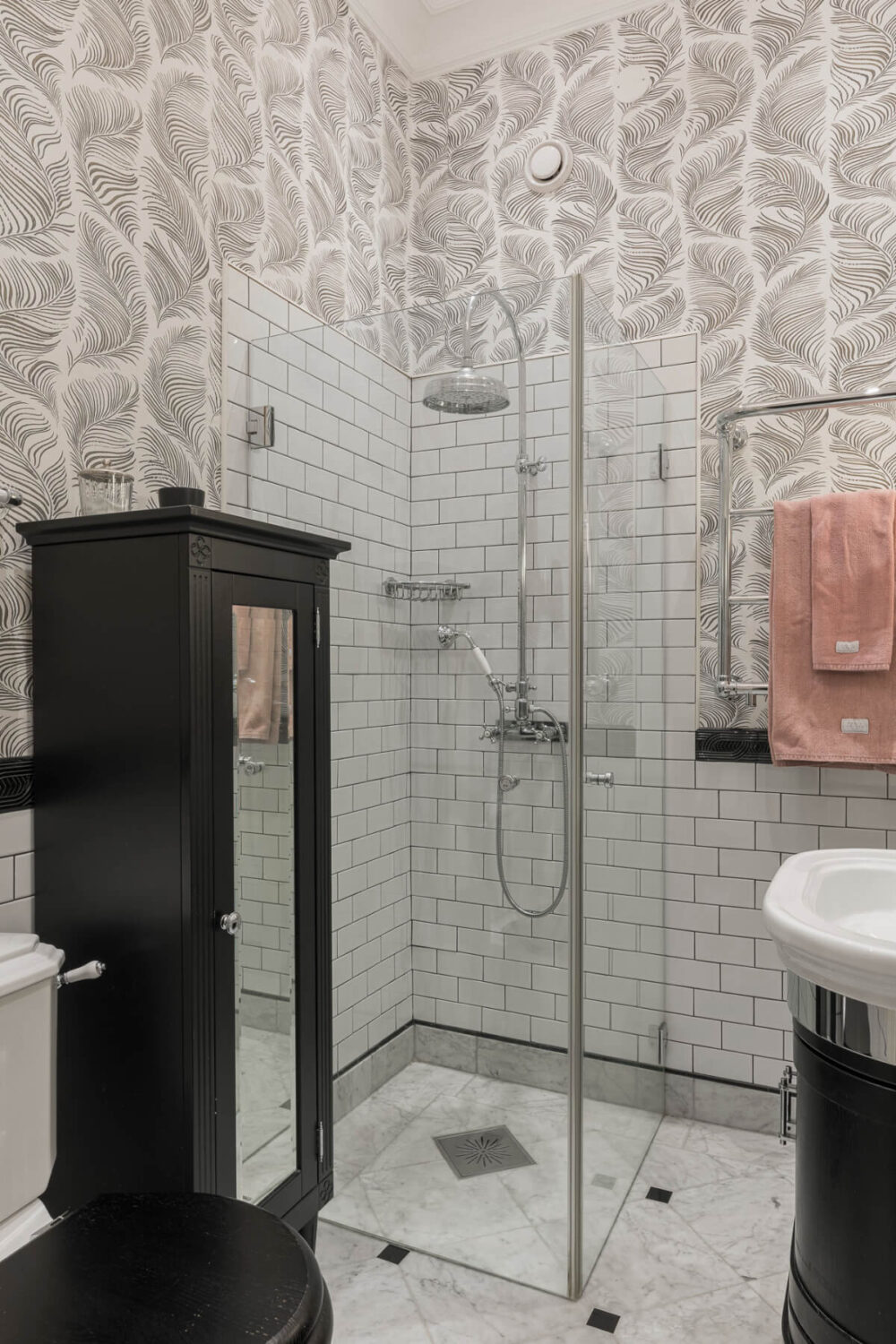 A Spectacular Kitchen and Antiques in a Late 19th-Century Apartment 29 marble tiled wallpaper shower
