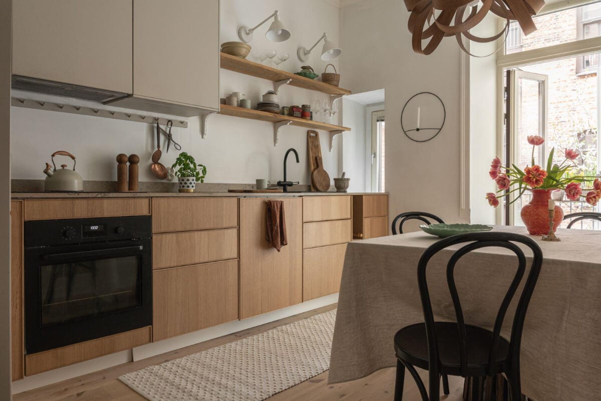 Warm Colors and Classic Elements in a Charming Studio Apartment 10 oak kitchen with shelves