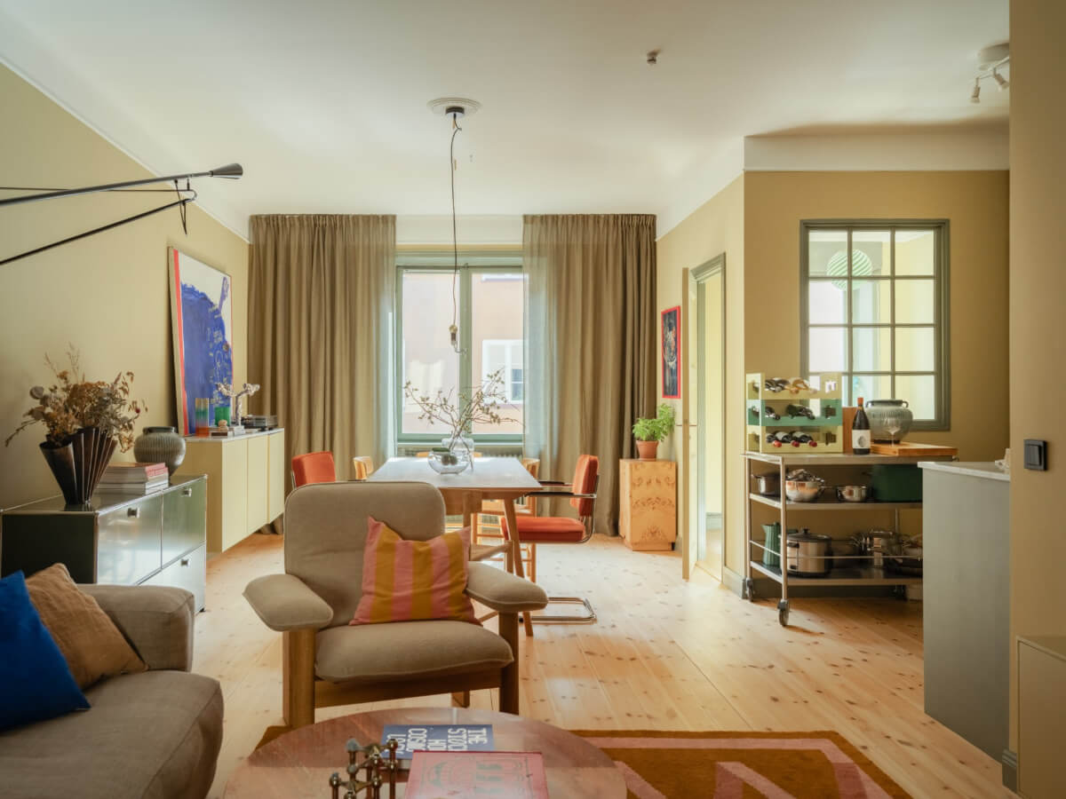 C2 Color of the Year 2026: Epernay 16 open-plan living space golden yellow walls