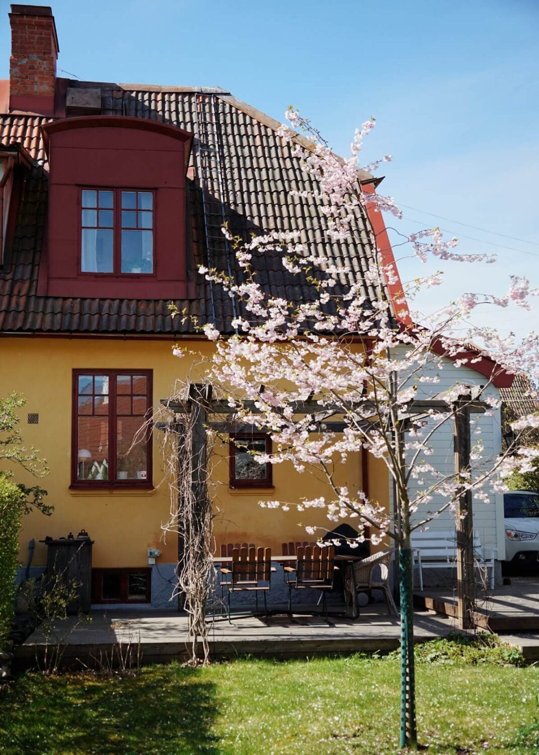 A Charming Semi-Detached House in the First Garden Town of Stockholm 36 pergola seating
