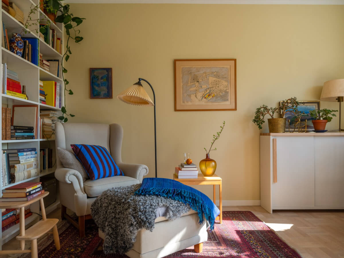 A Tiny Apartment Filled with Books and a Midcentury-Style Kitchen 12 reading chair