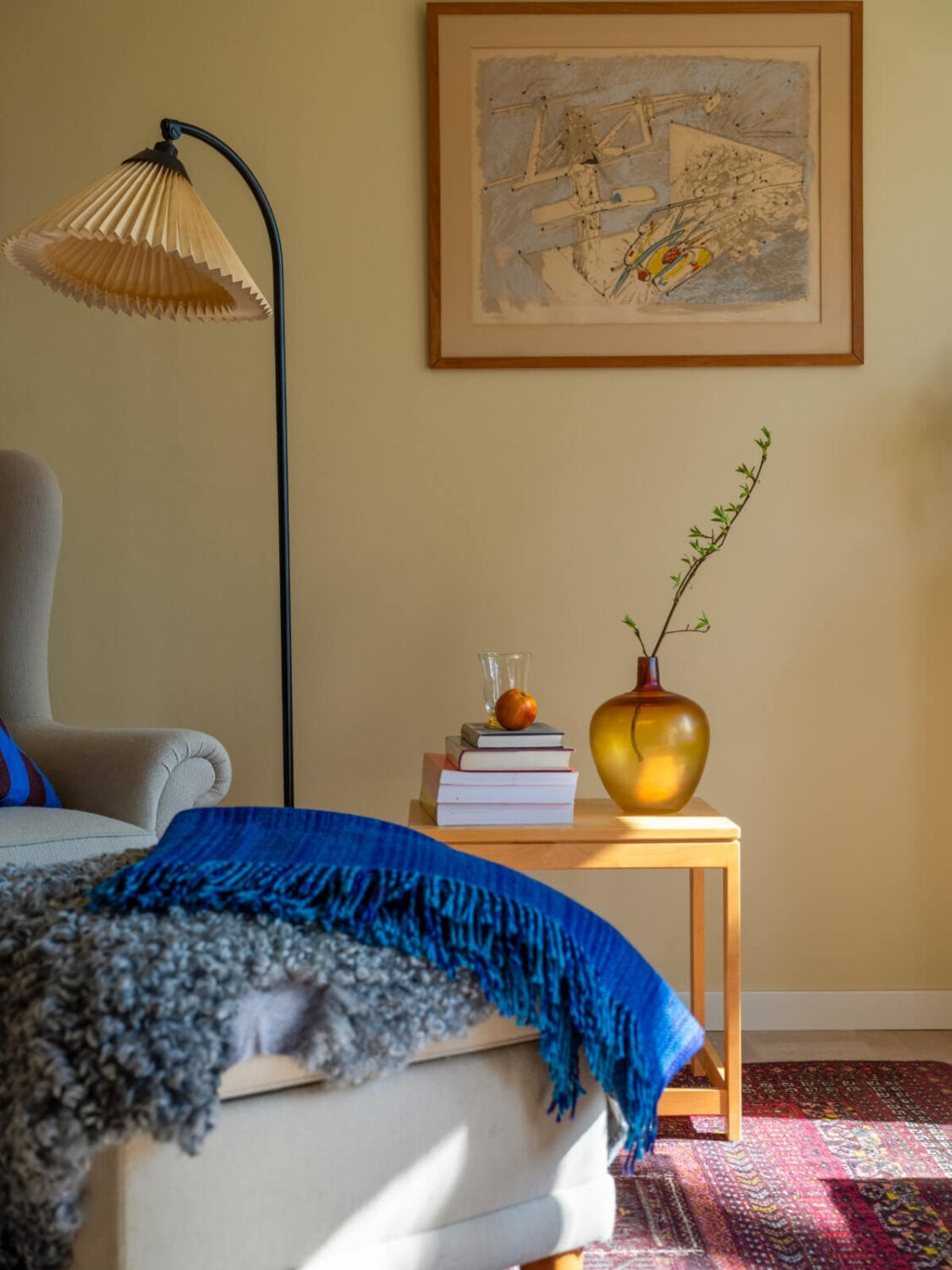 A Tiny Apartment Filled with Books and a Midcentury-Style Kitchen 3 reading nook detail