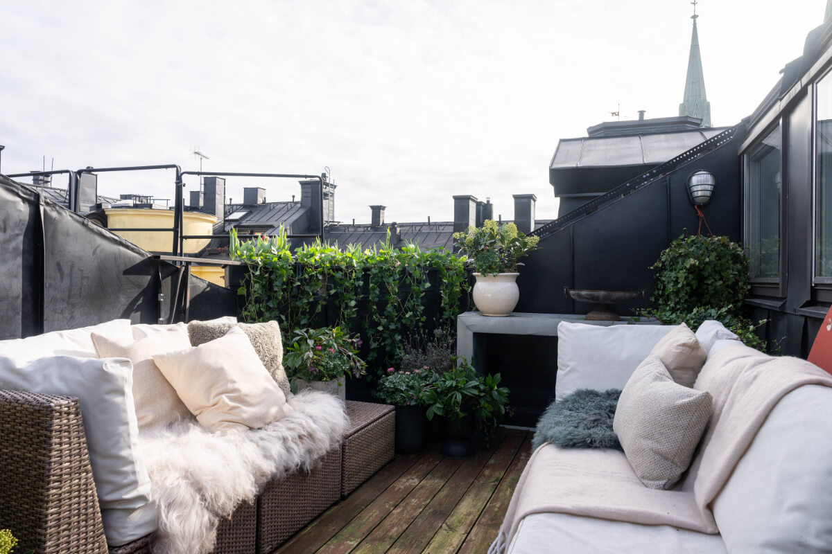 A Stylish Black and White Penthouse Apartment in Stockholm 5 roof terrace