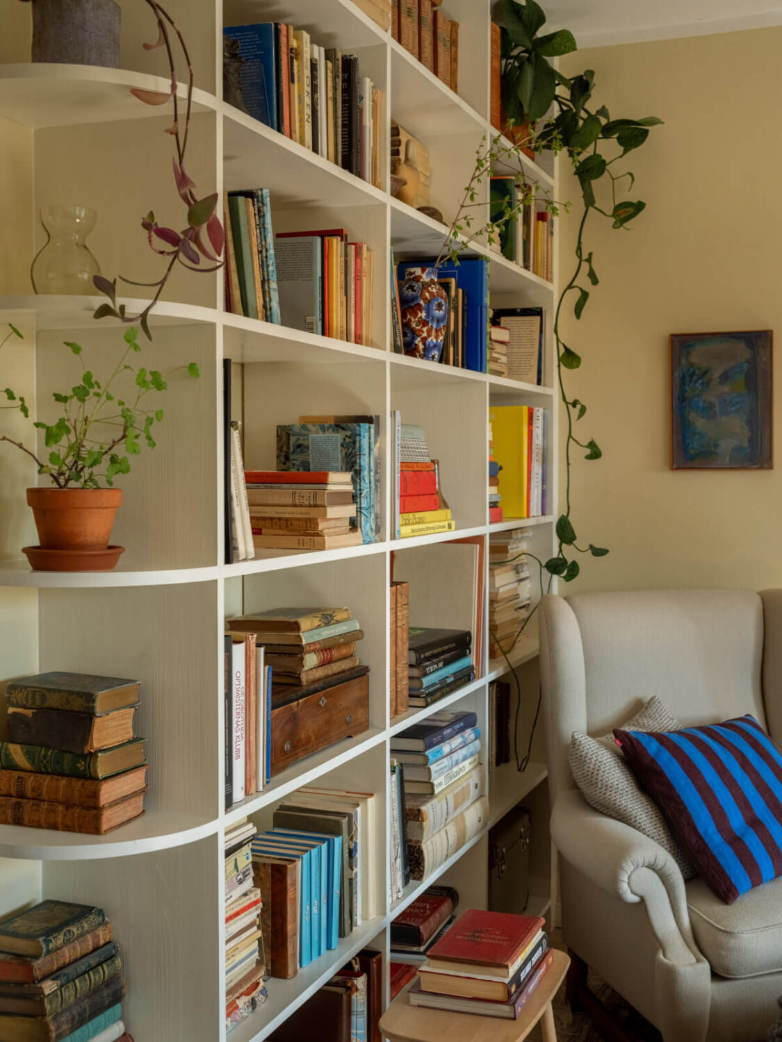 A Tiny Apartment Filled with Books and a Midcentury-Style Kitchen 13 rounded shelves