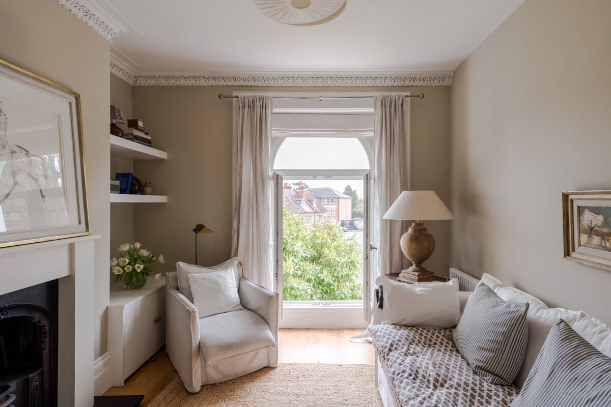 A Serene Color Palette and Arched Windows in a Small English Apartment 2 serene living room large arched window