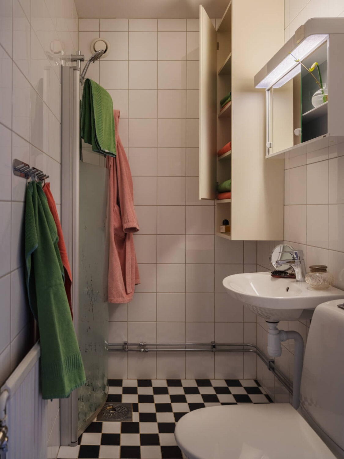 A Tiny Apartment Filled with Books and a Midcentury-Style Kitchen 24 simple black and white bathroom