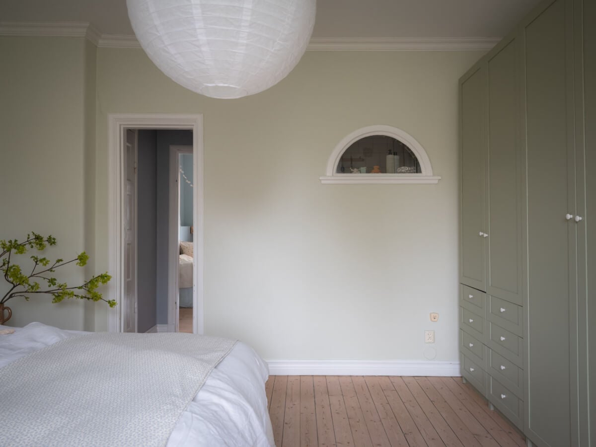 A Soft Color Palette and a Charming Kitchen in a Swedish Apartment 26 small arched window bedroom