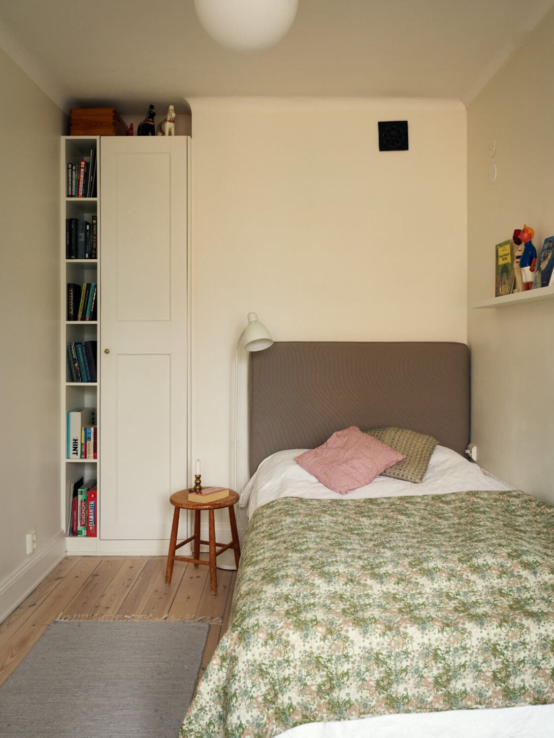 A Charming Semi-Detached House in the First Garden Town of Stockholm 25 small bedroom built-in wardrobes and bookshelves