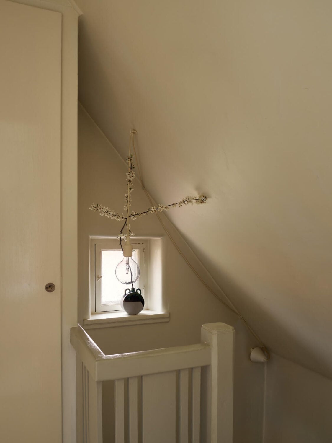 A Charming Semi-Detached House in the First Garden Town of Stockholm 21 staircase tiny window