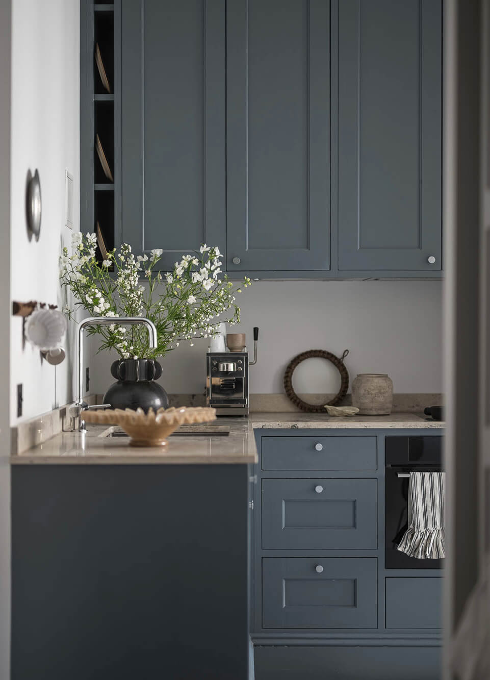 A Stylish Swedish Studio Apartment with a Blue Kitchen 3 stylish blue kitchen scandinavian apartment