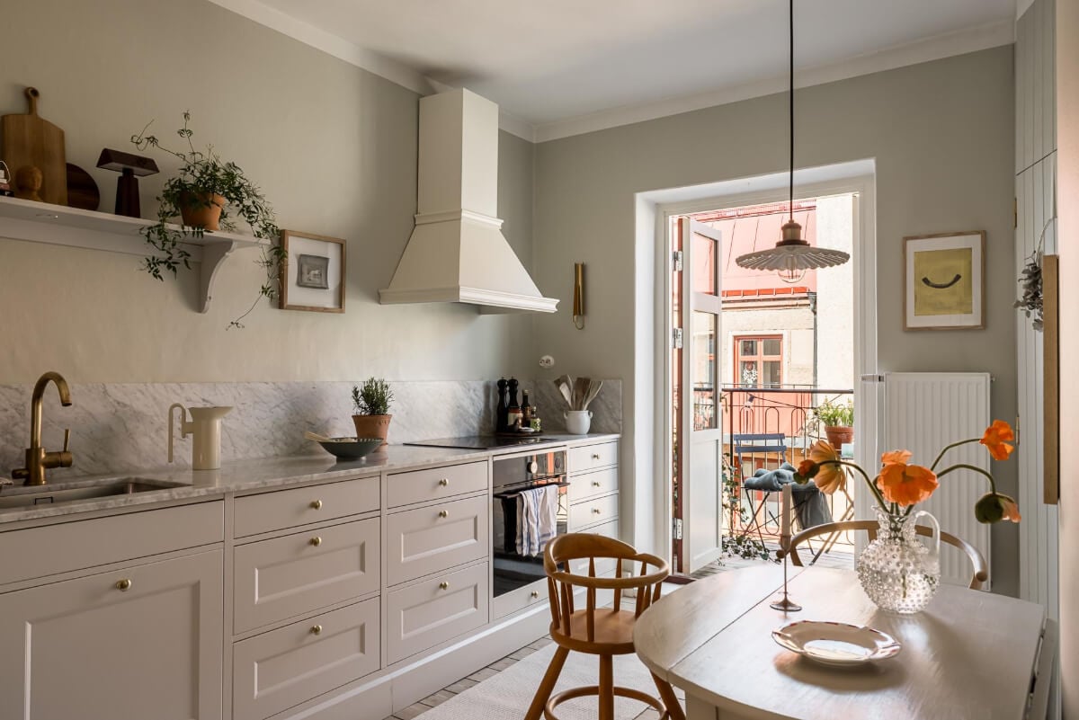 Gray Tones and a Classic Kitchen in a Swedish Apartment 16 stylish kitchen brass fittings