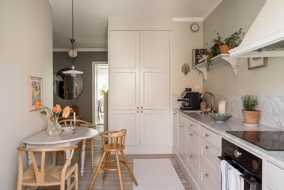 Gray Tones and a Classic Kitchen in a Swedish Apartment 20 stylish light kitchen wooden table