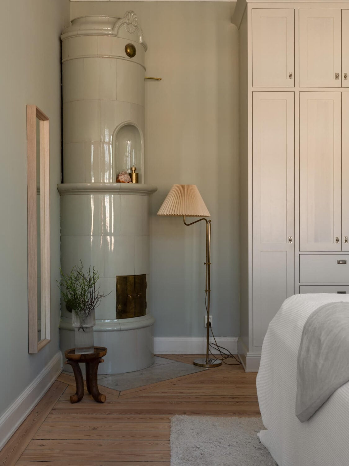 Turn-of-the-Century Charm and Site-Built Storage in a Stockholm Apartment 20 swedish fireplace kakelugn bedroom