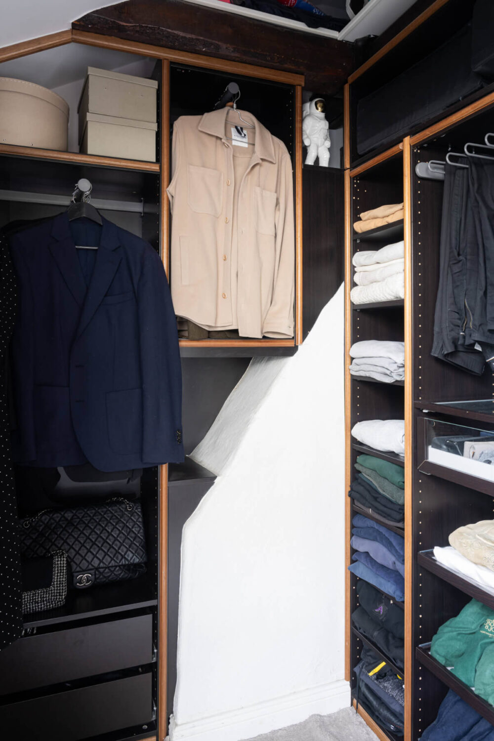 A Stylish Black and White Penthouse Apartment in Stockholm 15 walk-in closet