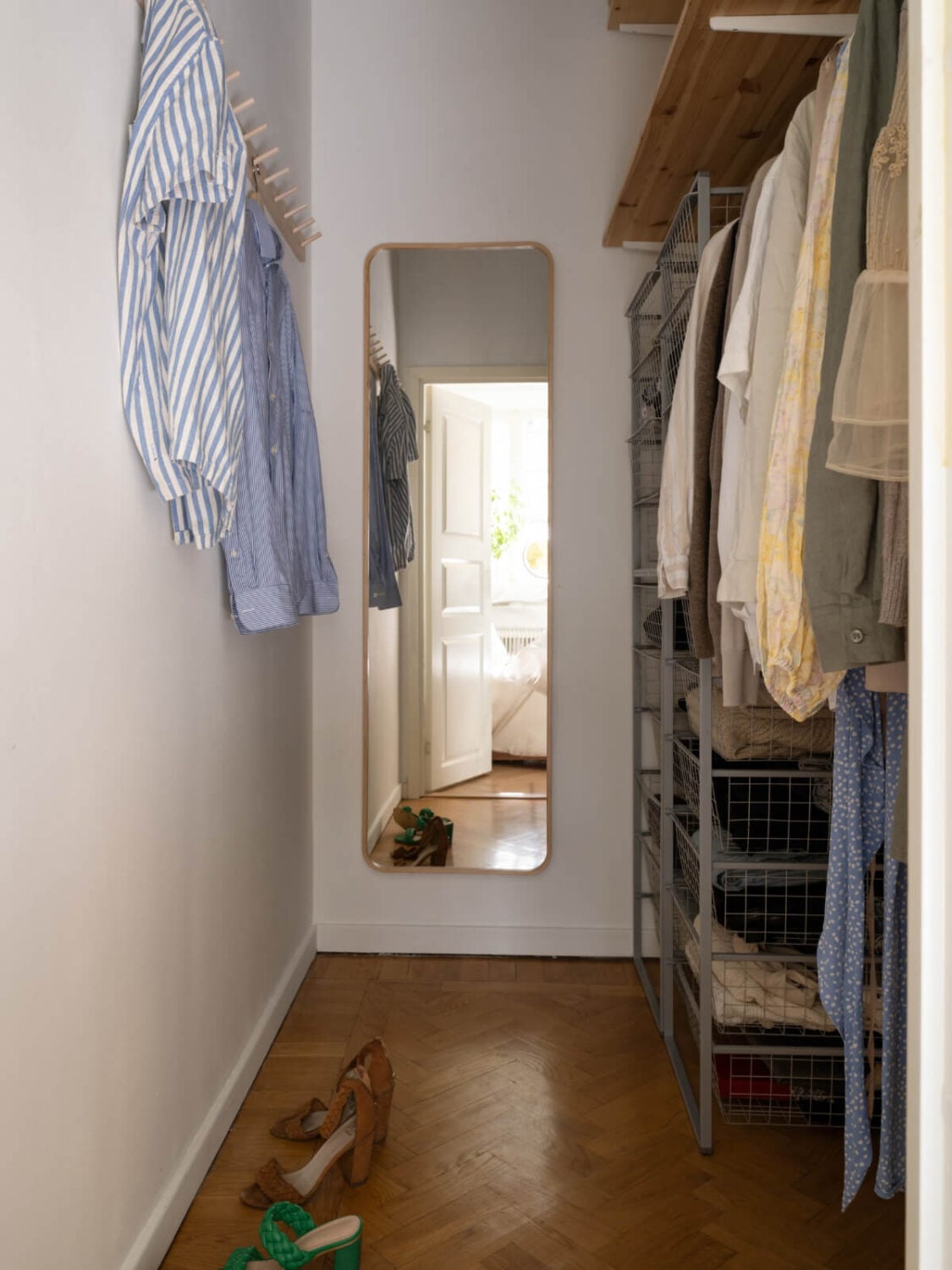 A Small Apartment with Green Color Accents and a Cozy Patio Terrace 14 walk-in wardrobe