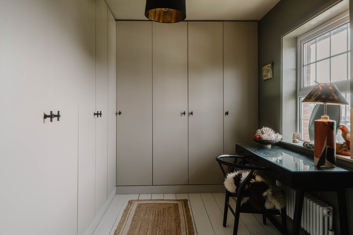 A Bright English Seaside Home Owned by Artists 26 wardrobe room