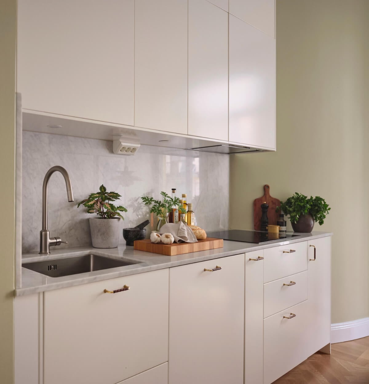 Classic Elements and Light Rooms in a Lovely Family Apartment 17 white kitchen marble countertop