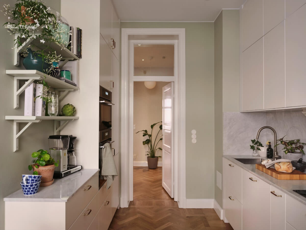 Classic Elements and Light Rooms in a Lovely Family Apartment 23 white kitchen shelves