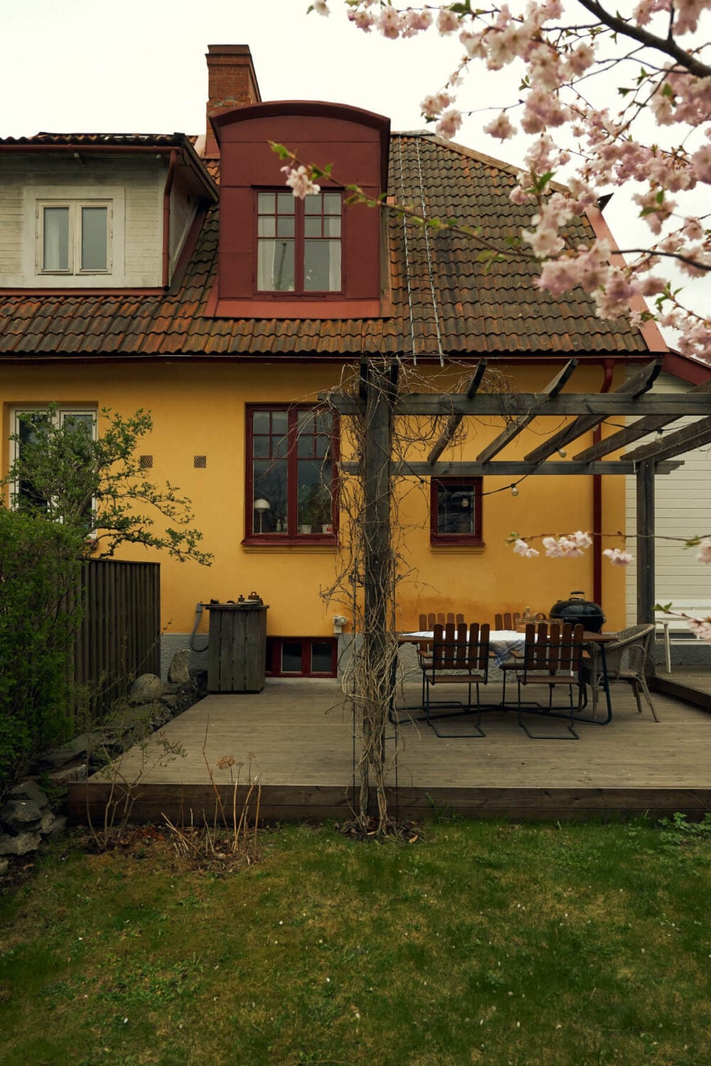 A Charming Semi-Detached House in the First Garden Town of Stockholm 33 wooden terrace pergola