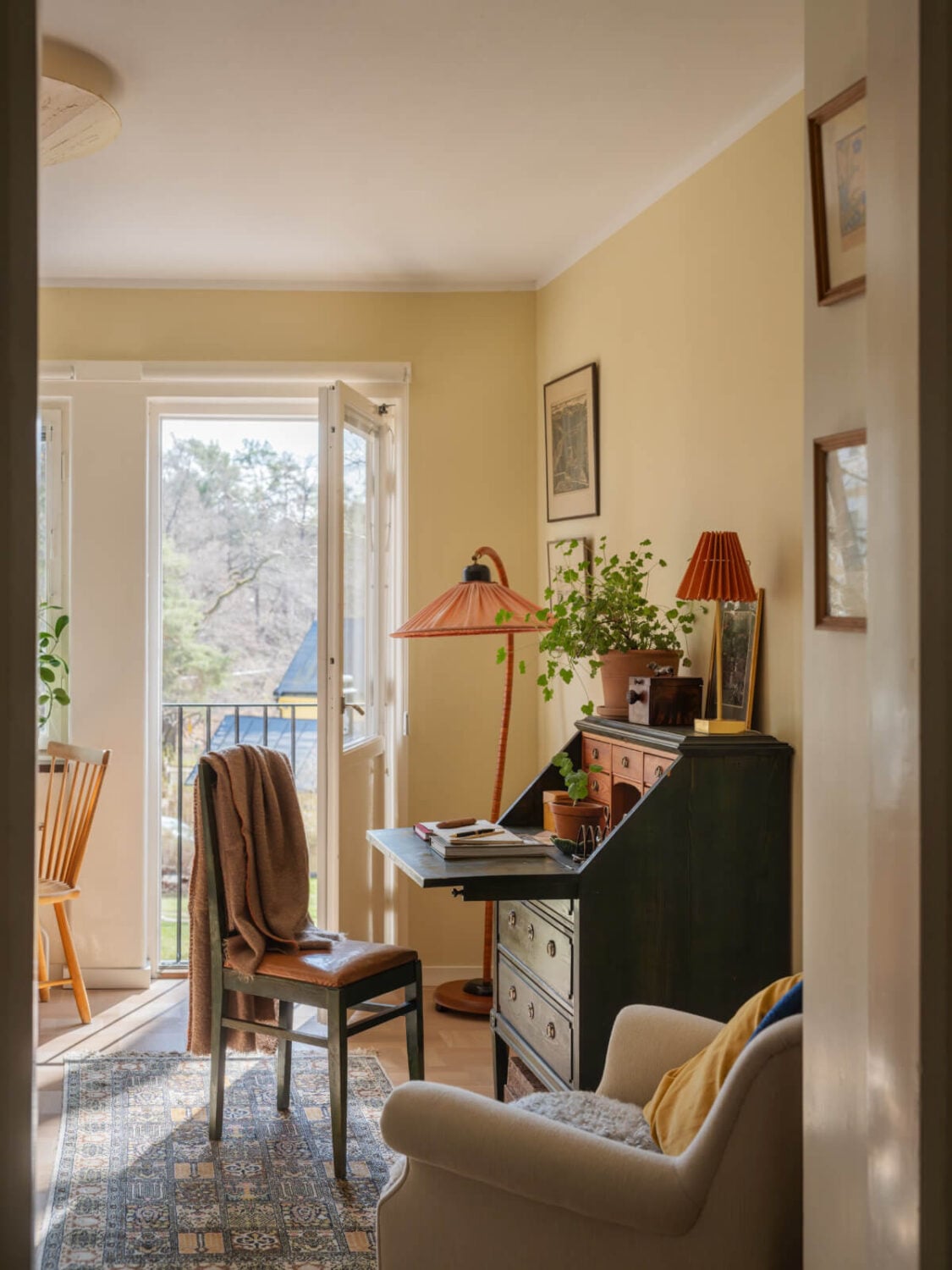 A Tiny Apartment Filled with Books and a Midcentury-Style Kitchen 5 yellow living room antique desk