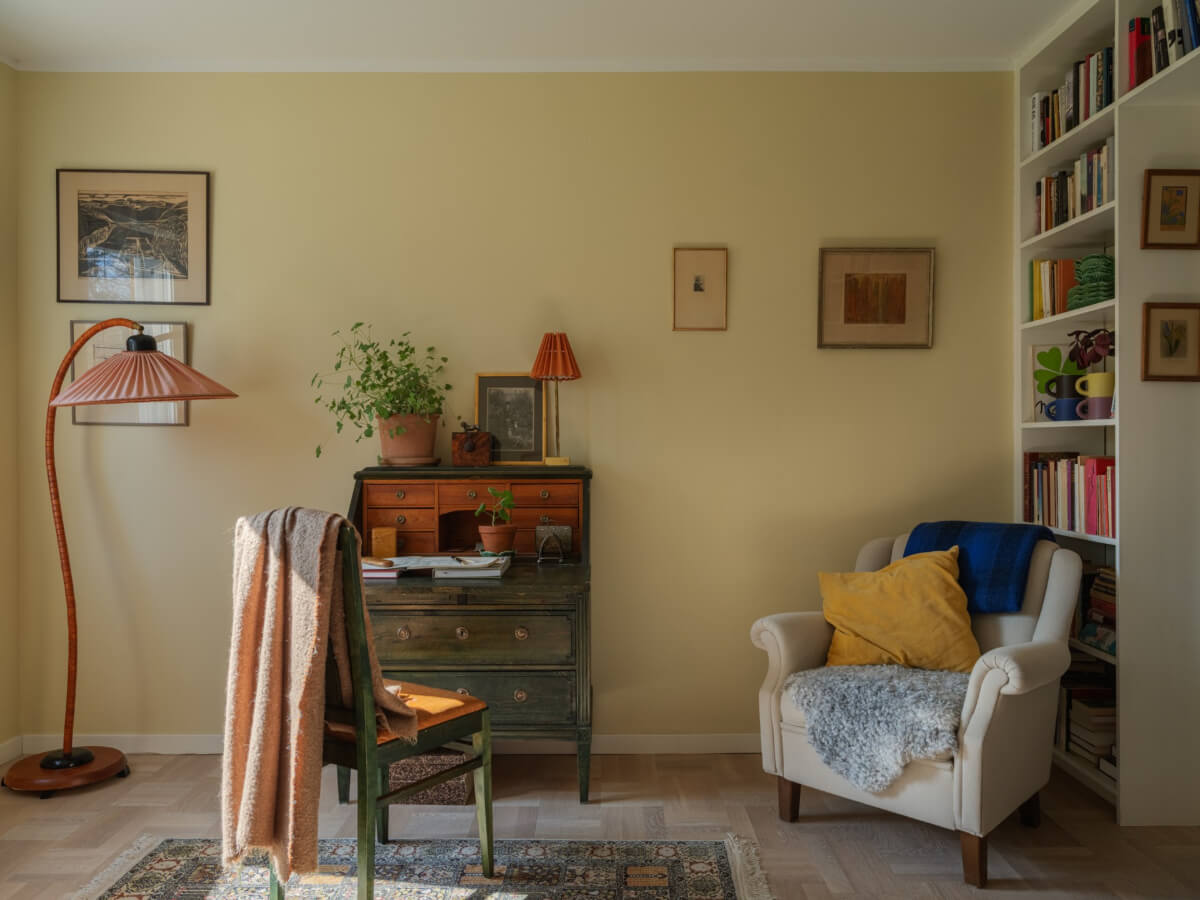 A Tiny Apartment Filled with Books and a Midcentury-Style Kitchen 9 yellow living room bookshelves antique desk