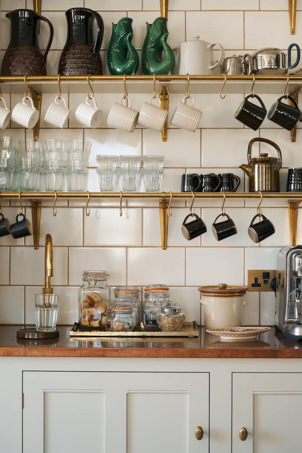 A North Downs Home with Four Magnificent Rooms Designed by deVOL 15 21.TheClassicEnglishKitchen-deVOL_LOW-RES
