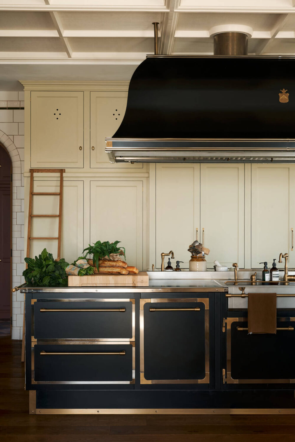 A North Downs Home with Four Magnificent Rooms Designed by deVOL 2 4.TheClassicEnglishKitchen-deVOL_LOW-RES