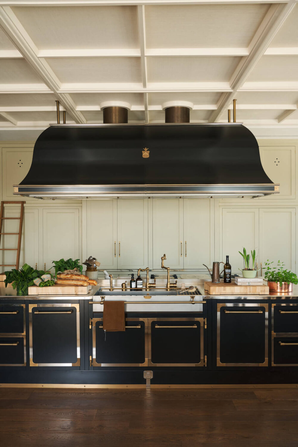 A North Downs Home with Four Magnificent Rooms Designed by deVOL 3 5.TheClassicEnglishKitchen-deVOL_LOW-RES