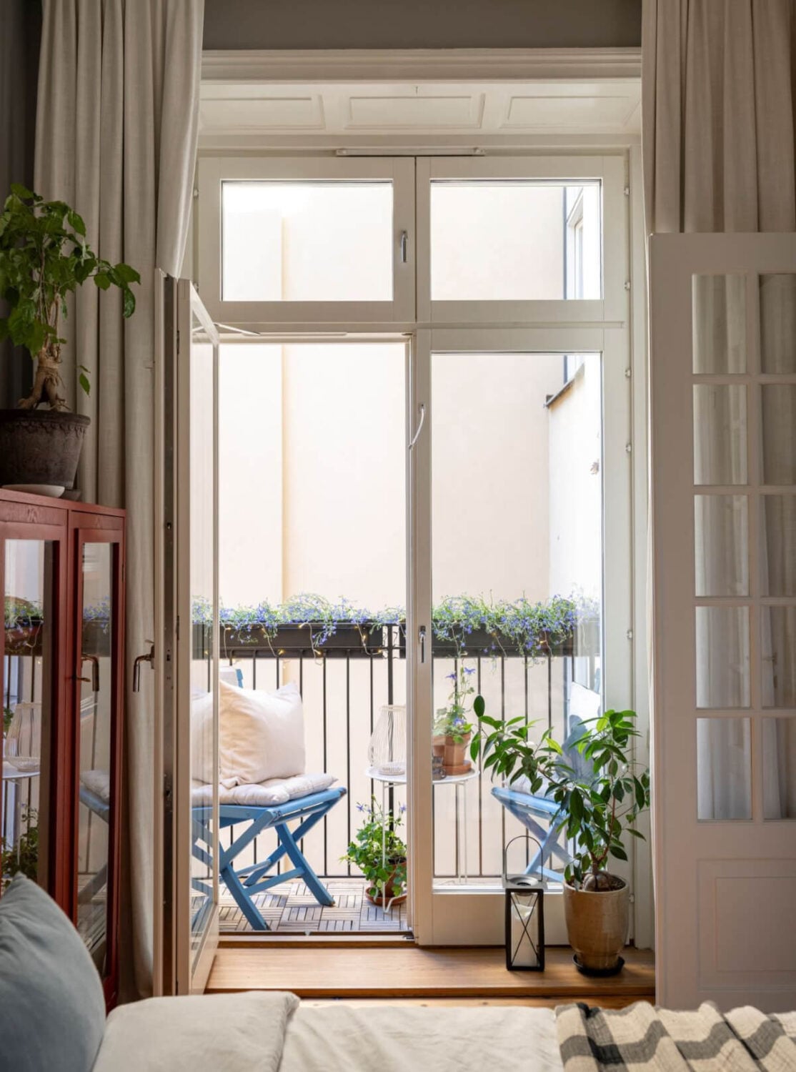 Wallpapers and Blue Tones in a Cozy Turn-of-the-Century Home 20 balcony