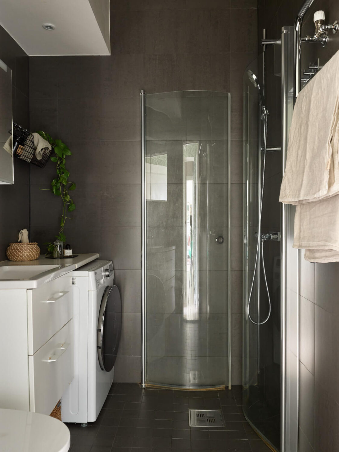 A Beautifully Renovated Early 20th-Century Apartment 24 bathroom dark gray tiles