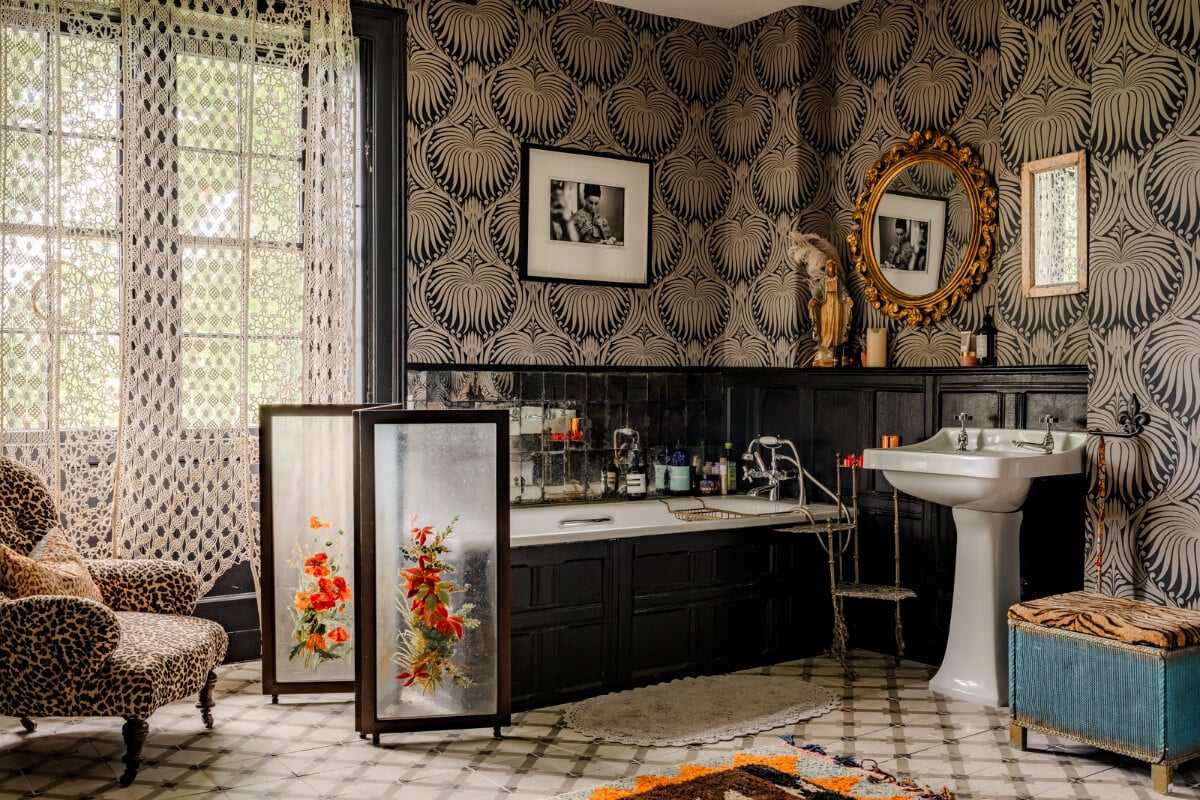 50 Bathroom Wallpaper Ideas Adding Color, Style, and Expression 51 bathroom-farrow-and-ball-wallpaper-black-tub-floral-folding-screen-pearl-lowe-house-nordroom.
