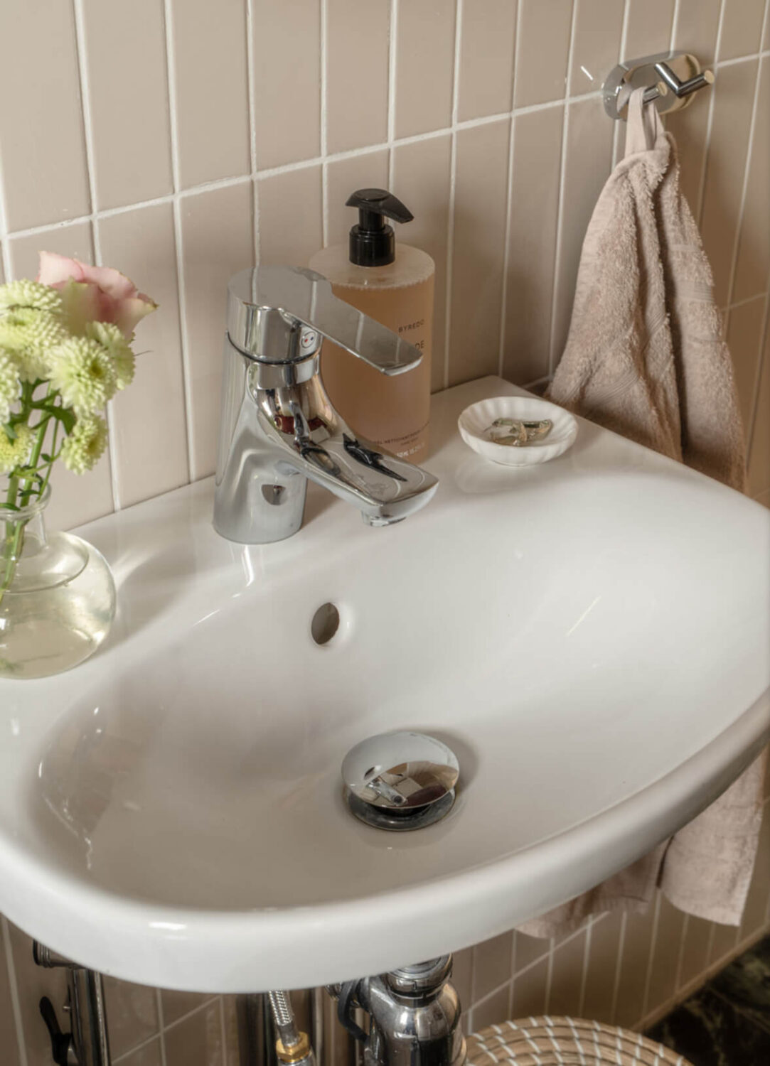 A Stylish and Joyful Color and Material Palette in a Midcentury Apartment 26 bathroom sink