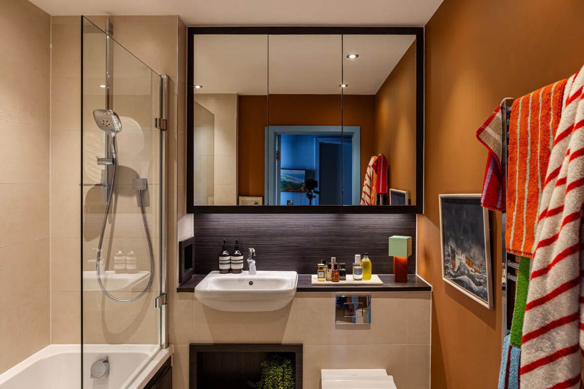 Playful Colors in a Modern One-Bedroom Apartment in London 19 bathroom terracotta wall color