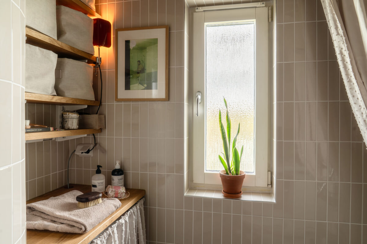 A Stylish and Joyful Color and Material Palette in a Midcentury Apartment 27 bathroom washine corner with shelves and window