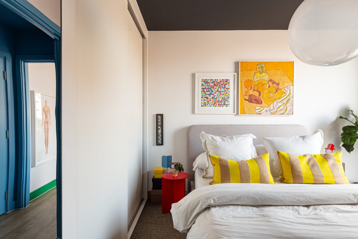 Playful Colors in a Modern One-Bedroom Apartment in London 17 bedroom black-painted ceiling