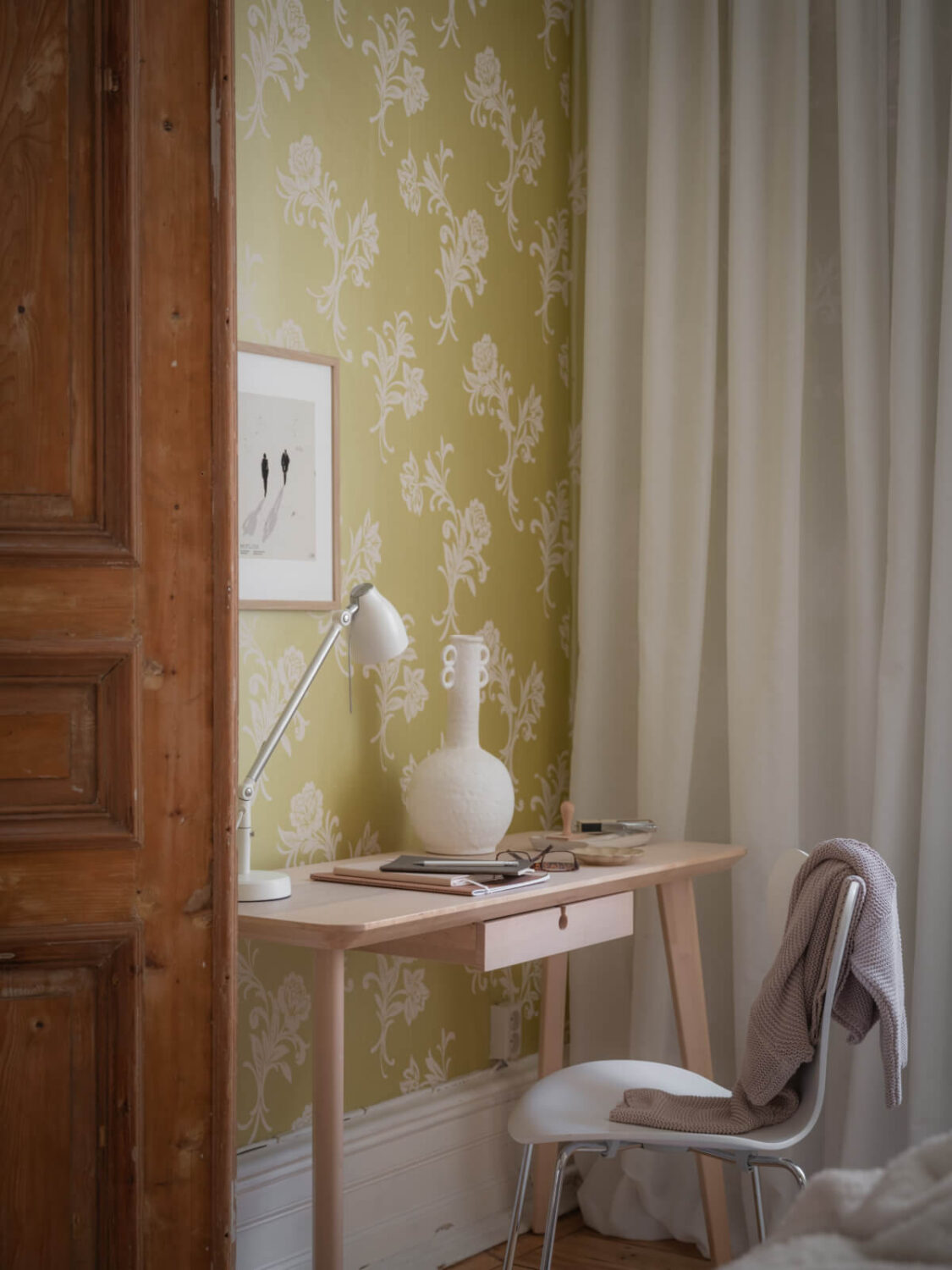 A Historic Apartment with Classic Wallpapers and Contemporary Furniture 10 bedroom desk gold wallpaper
